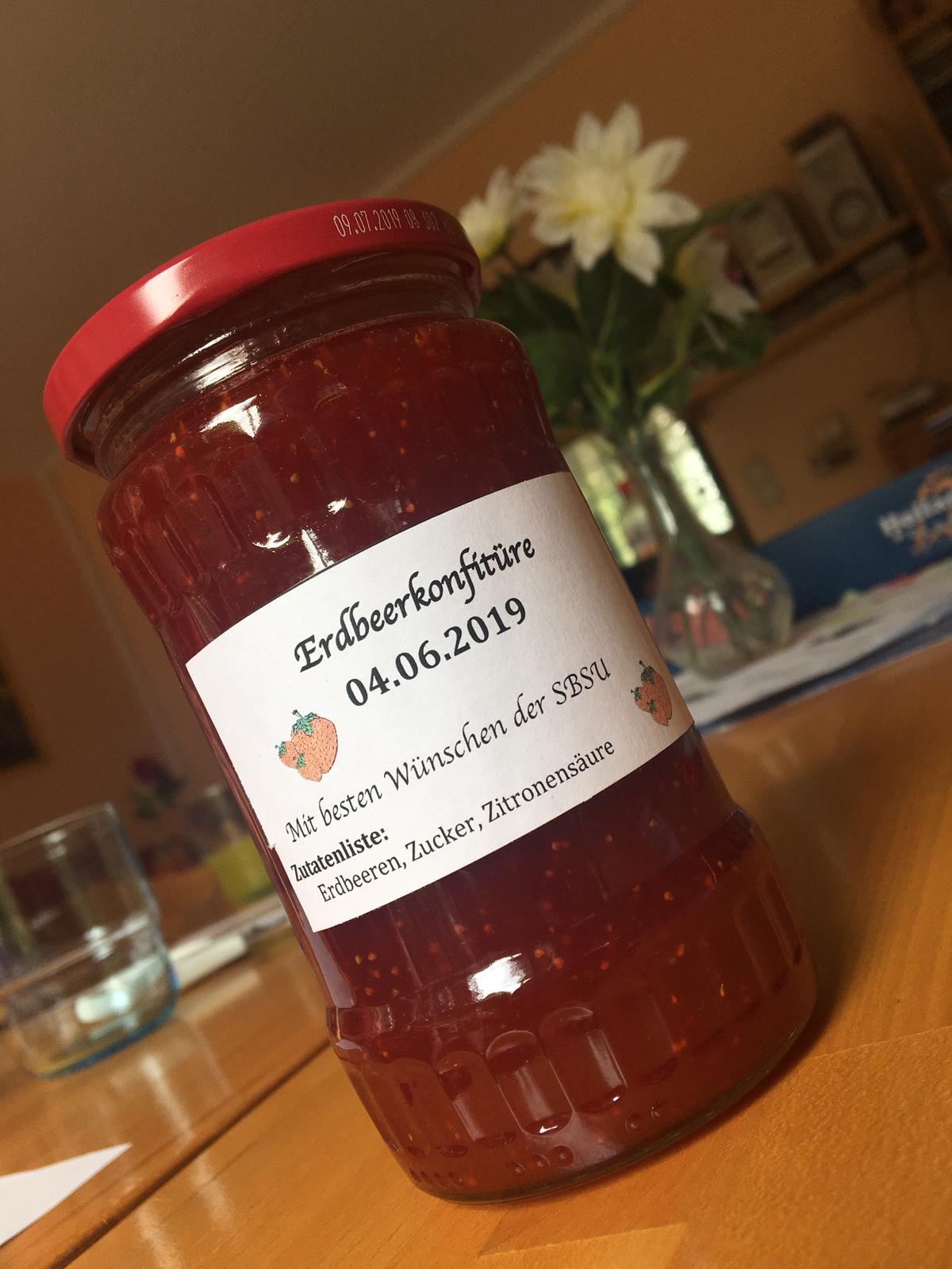 Mit Erdbeeren und Senioren eine schöne Zeit verbracht