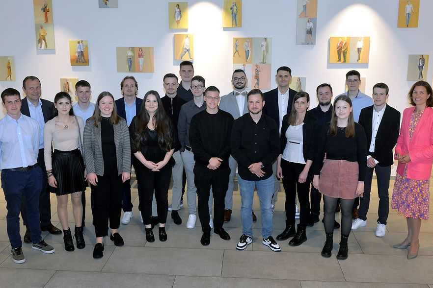 IHK-Vizepräsidentin Stefanie Peters (r.) und IHK-Vizepräsident Dirk Harten (2. v. l.) gratulieren den Auszubildenden aus dem Kreis Heinsberg, die ihre Abschlussprüfung mit der Note "Sehr gut" gemeistert haben.